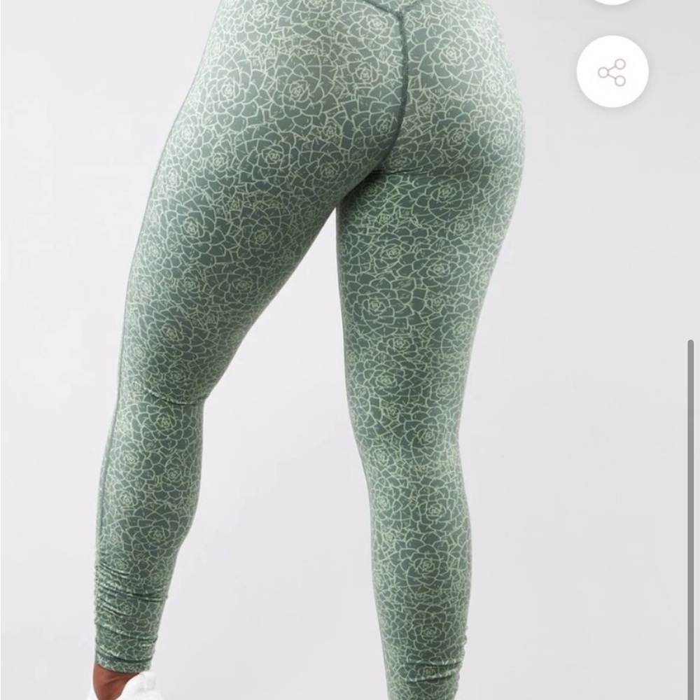 Green buff bunny printed leggings, size large